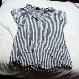 Forever 21 size small womens button down blouse with tie back
